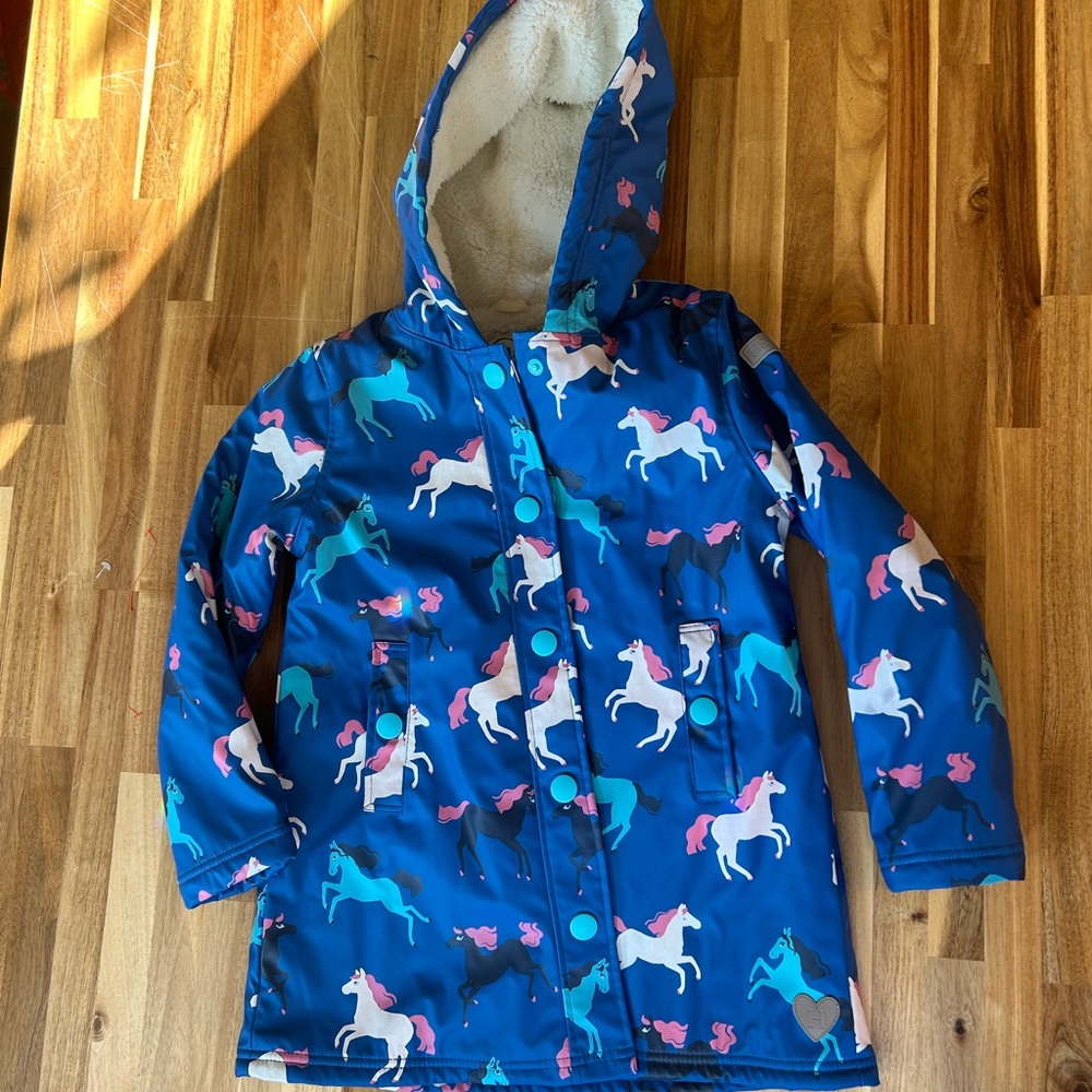 Hatley EUC Blue with adorable horses Print fleece lined Hooded Jacket size 8.